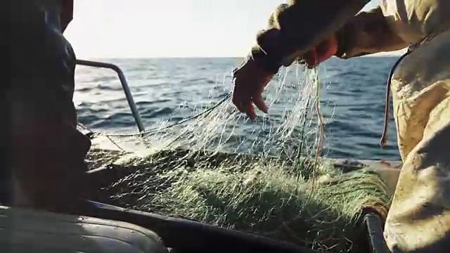 漁民在漁船上工作:拉網視頻下載
