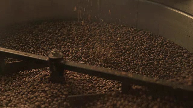 咖啡烘焙师在制作室工作视频素材