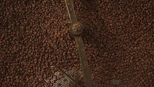 咖啡豆自动搅拌装置在工作视频素材
