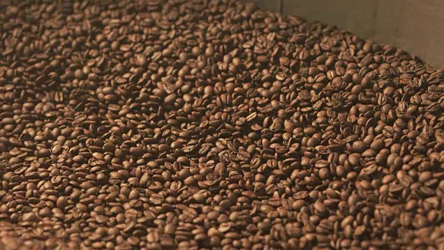 咖啡豆搅拌装置在工作视频素材