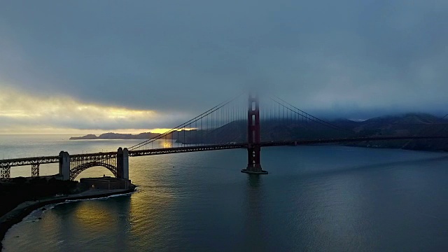 云雾覆盖金门大桥顶视频素材
