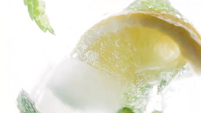 特写慢镜头镜头从高点的柠檬水或莫吉托鸡尾酒的成分在玻璃杯视频下载
