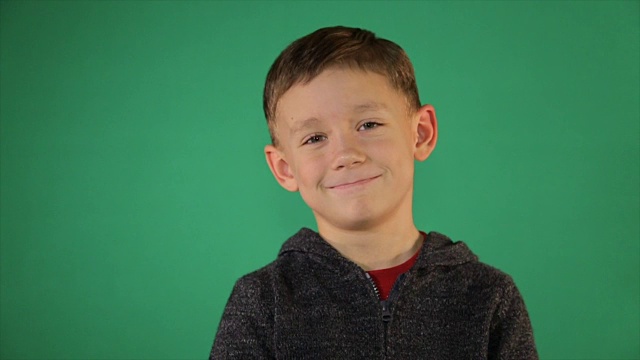 绿色背景下的一个孩子的肖像视频素材