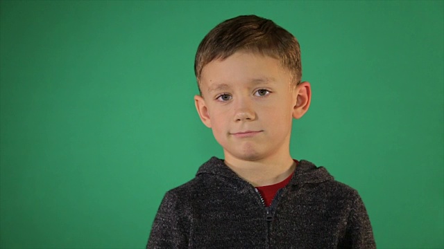 绿色背景下的一个孩子的肖像视频素材