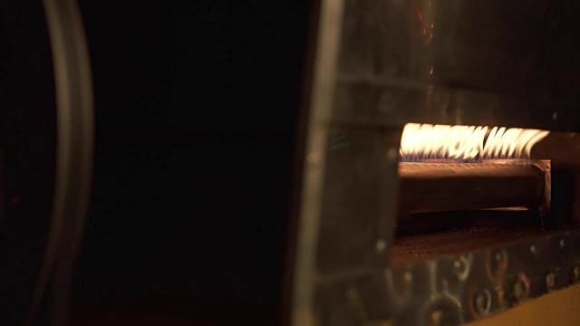 在工厂的明火上烤咖啡豆视频素材