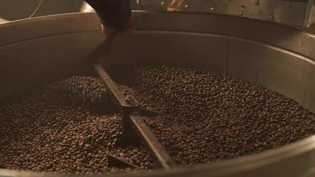 咖啡豆搅拌装置在工作视频素材