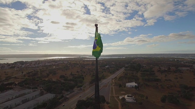 巴西国旗升起，巴西利亚架空视频下载