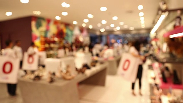 平移镜头:购物中心行人的抽象模糊背景视频下载