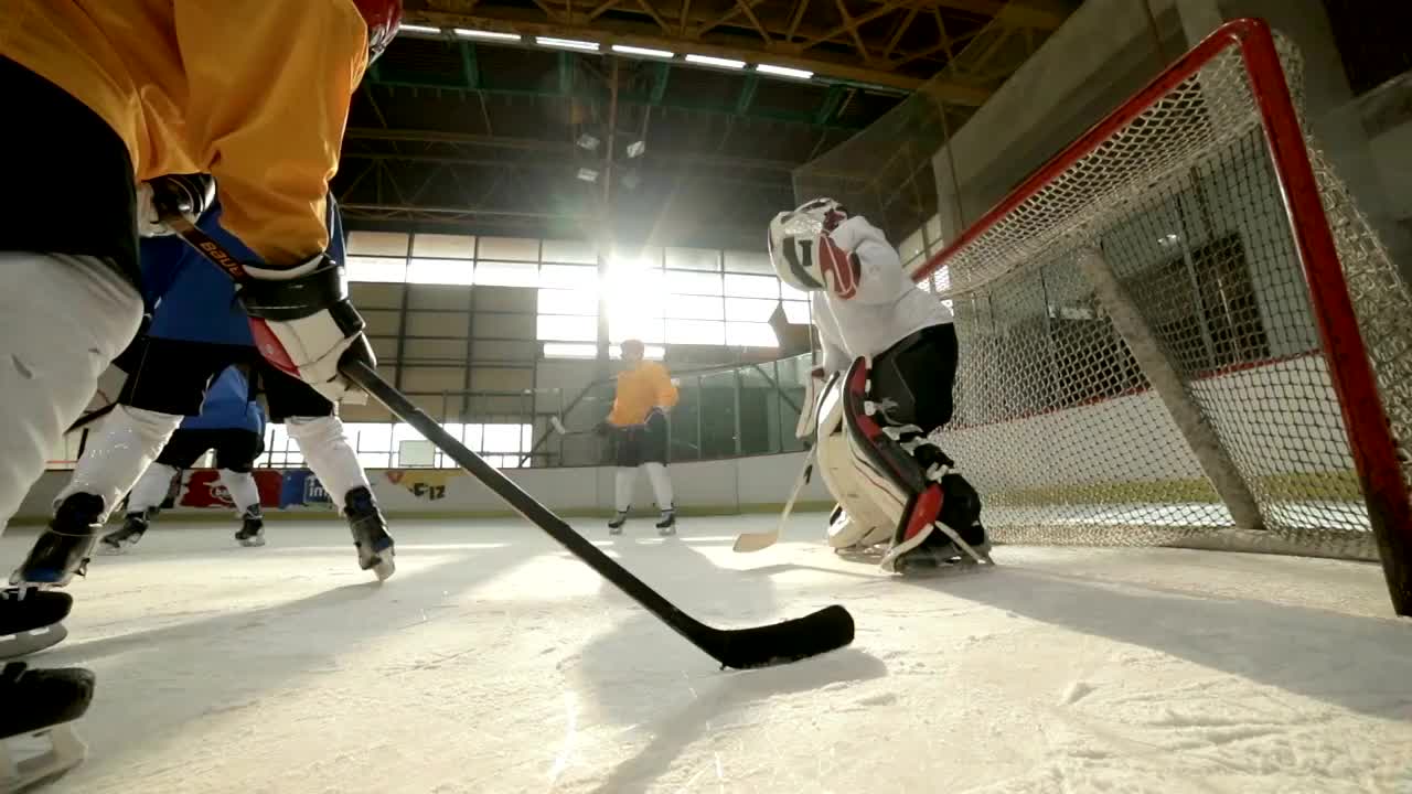 冰球运动员在冰球赛场上的慢动作。视频购买