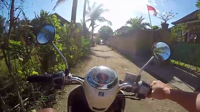 在土路上驾驶摩托车旅行。——慢动作视频下载