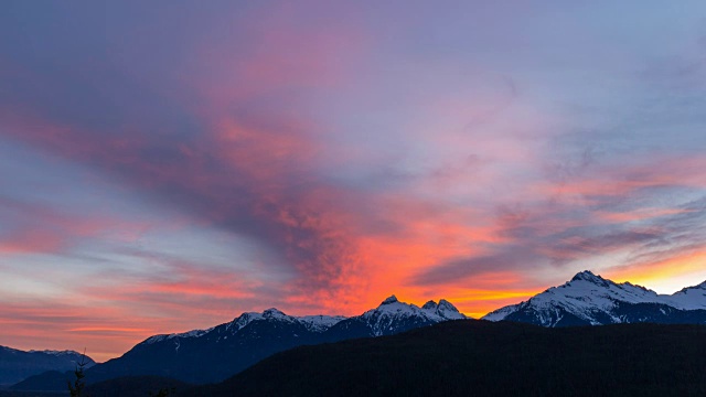 云层在加拿大BC省的坦塔罗斯山脉在彩色日落的时间流逝超高清视频下载