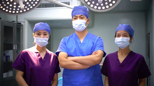 4K:三名亞洲外科醫生戴著口罩在中國上海的手術室里視頻素材