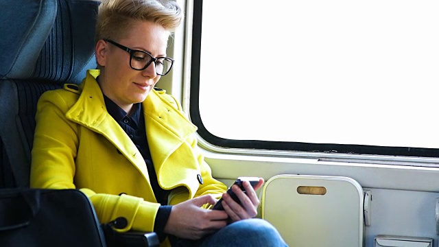女人在火車上用手機視頻素材