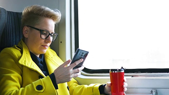 女人在火車上用手機視頻素材
