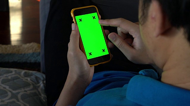 男人用绿屏玩手机视频下载