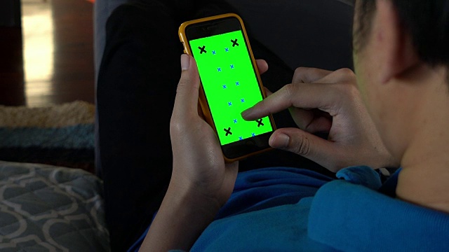 男人用绿屏玩手机视频下载