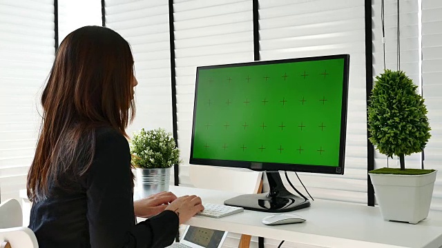 在现代办公室中使用电脑绿屏视频下载