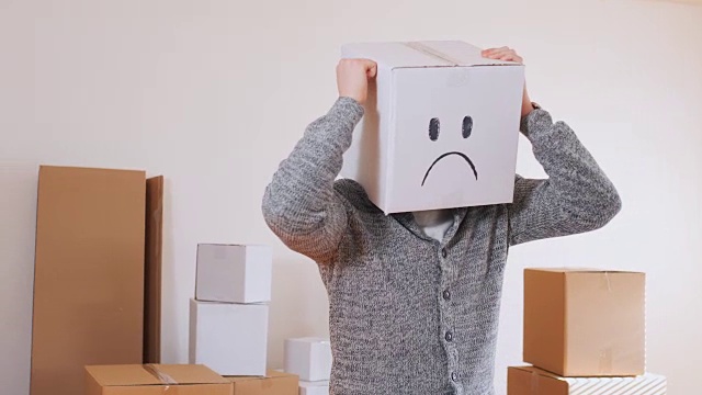 盒子与悲伤的表情在头上视频下载
