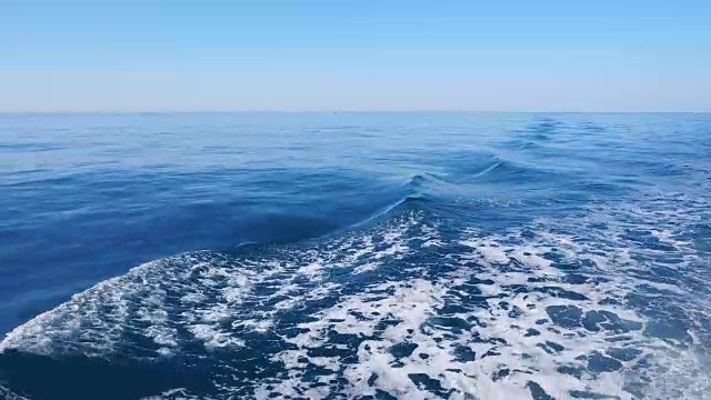 美丽的蓝色太平洋船舶船头波浪尾流。FullHD视频下载