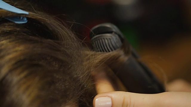 Hairdresser-stylist卷曲的头发视频素材