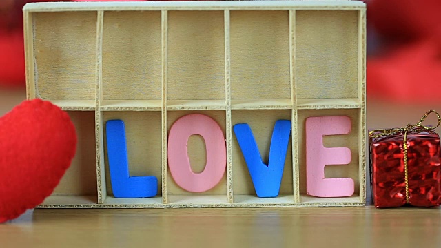 情人节设计木箱里的爱的文字。视频素材