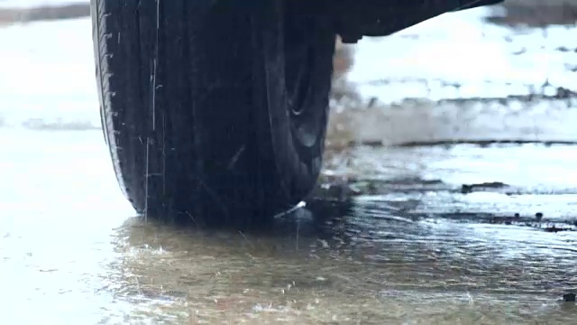 雨水和流水落在地面和轮胎背景上视频素材