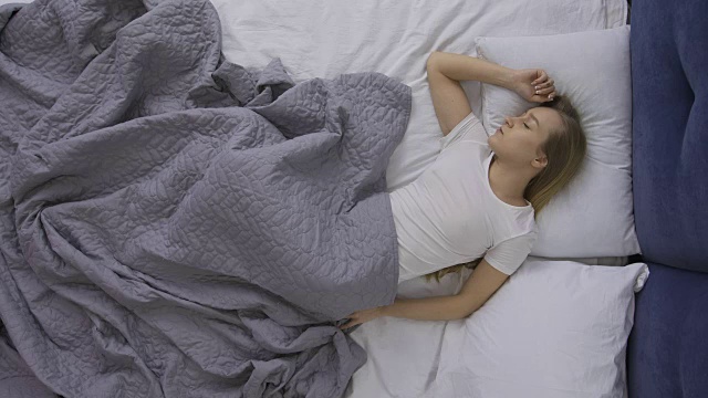 女性在床上改变睡姿的时间视频购买