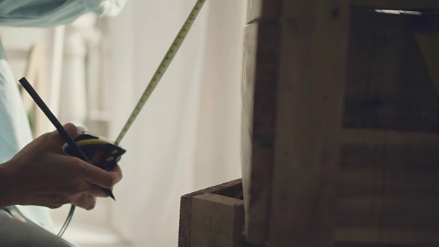 木匠在一块木头上做标记视频素材
