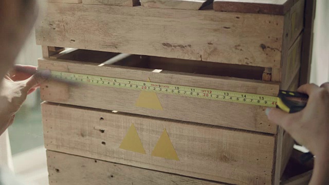木匠在一块木头上做标记视频素材