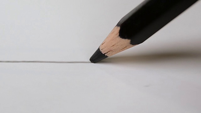 用黑色铅笔画在白色画纸上的黑线。艺术的概念。视频下载