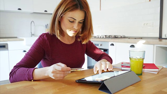 漂亮女人用平板电脑在网上购物。视频素材