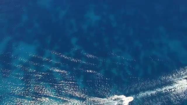 一艘白色的大船穿过美丽的海洋视频下载