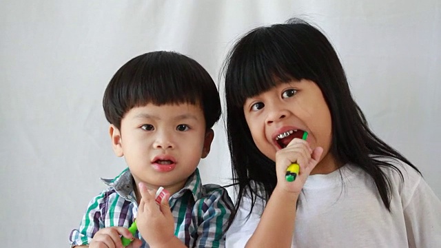 女孩教小男孩刷牙，2个孩子刷牙，视频下载
