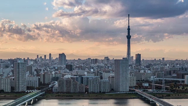 东京繁忙的街道和东京天空树/日本东京视频素材