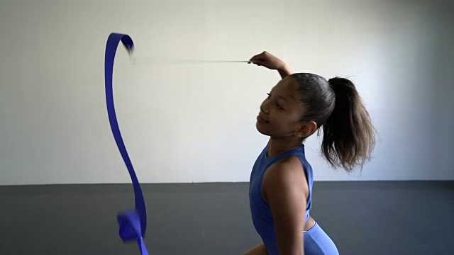 MS慢莫年轻女孩在舞蹈工作室与缎带跳舞视频下载