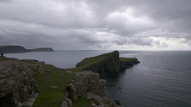 两个人在眺望苏格兰高地斯凯岛的奈斯特灯塔。视频素材