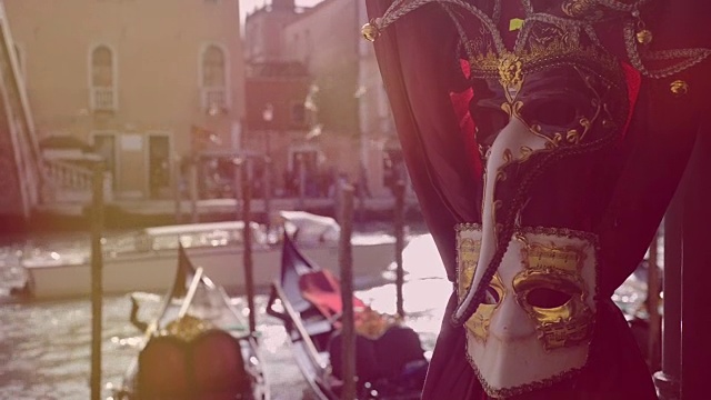 威尼斯嘉年华的面具，以大运河和贡多拉为背景视频素材