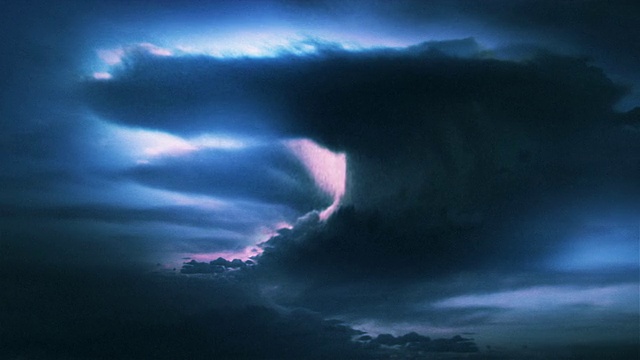 风景或抽象背景。美丽的雷暴和闪电视频。蓝色的。视频素材
