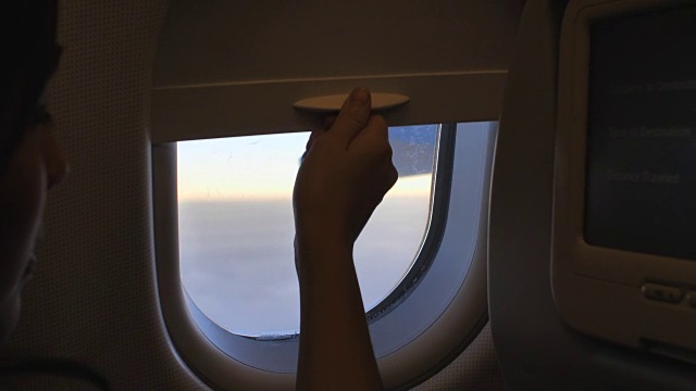 打开窗口飞机与日落视频下载