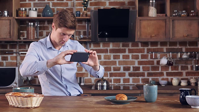 白人男性用智能手机拍摄食物视频素材