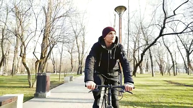 骑着自行车放松。视频下载