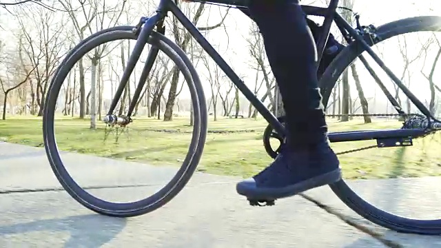 在公园里骑自行车。视频下载