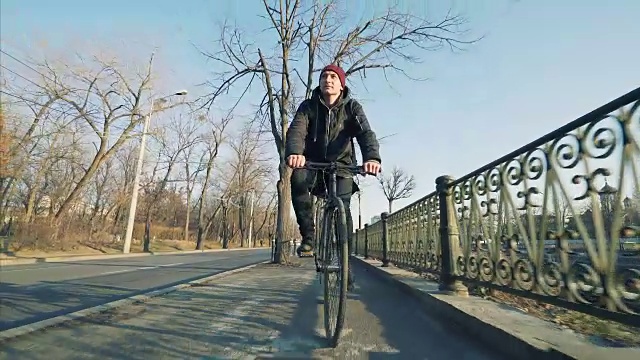 我总是选择骑自行车旅行。视频下载