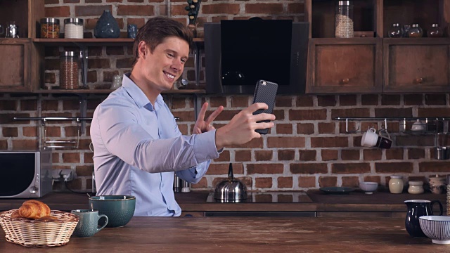 帅气的男性在厨房使用手机视频素材