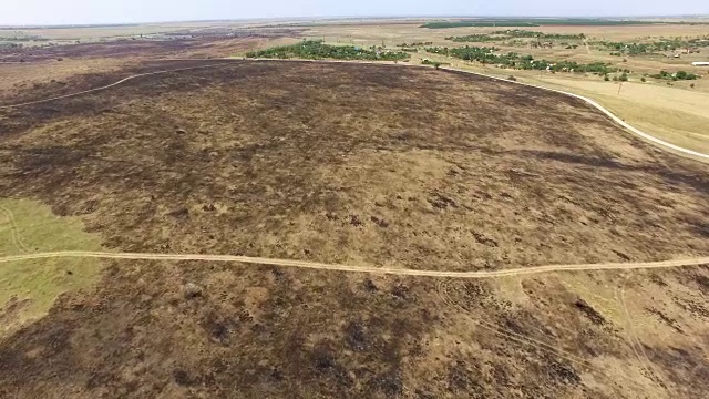 大火过后，田里的草被烧焦了视频素材