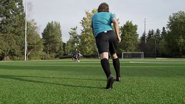 男足球运动员踢足球。视频下载
