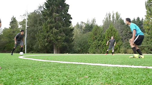 男足球运动员踢足球比赛。视频素材