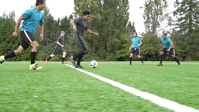 男足球运动员踢足球比赛。视频下载