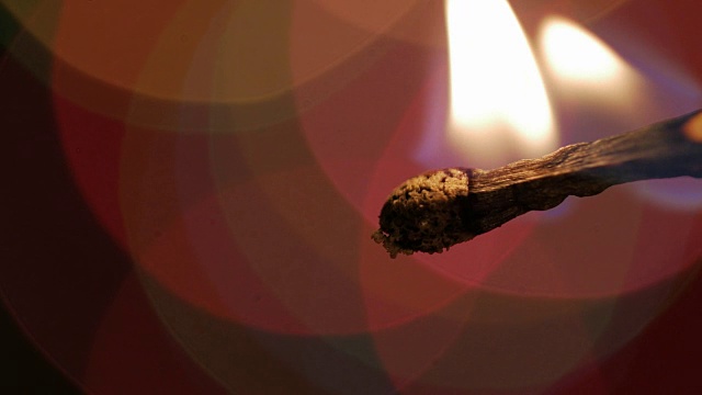 木制火柴燃烧。优雅抽象的花环散景背景视频素材