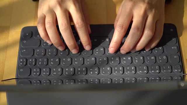女人打字的手视频素材